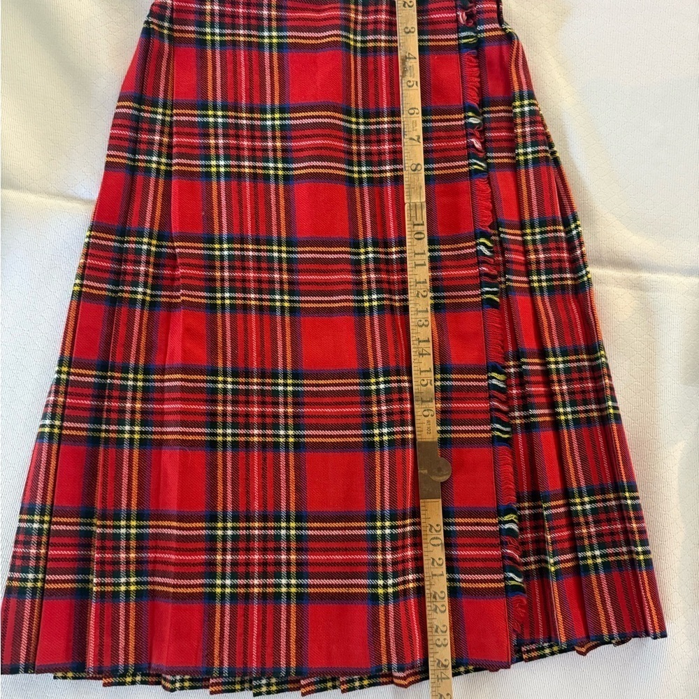 Lord & Taylor Red Tartan Kilt. Size 8 - Picture 11 of 13